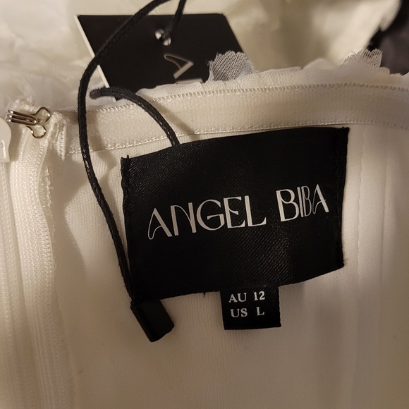 Elegant White Strapless Dress - Picture 12 of 14